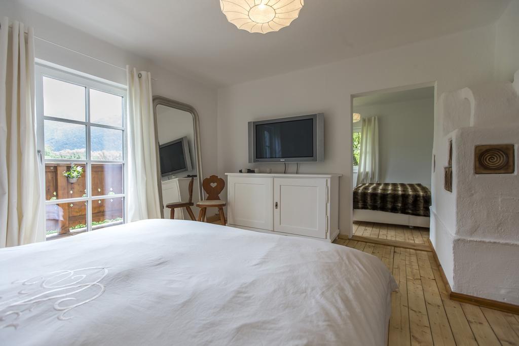 Forest Chalet, 15 Min To Salzburg Olt Town, And Most Beautiful Lakes, Secluded Location, 1,000 Sqm Garden, Mountainview, Panorama Sauna, Bath Whirlpool, Bbq&Bikes&Sunbeds For Free, Up To 10 P Golling an der Salzach Zimmer foto