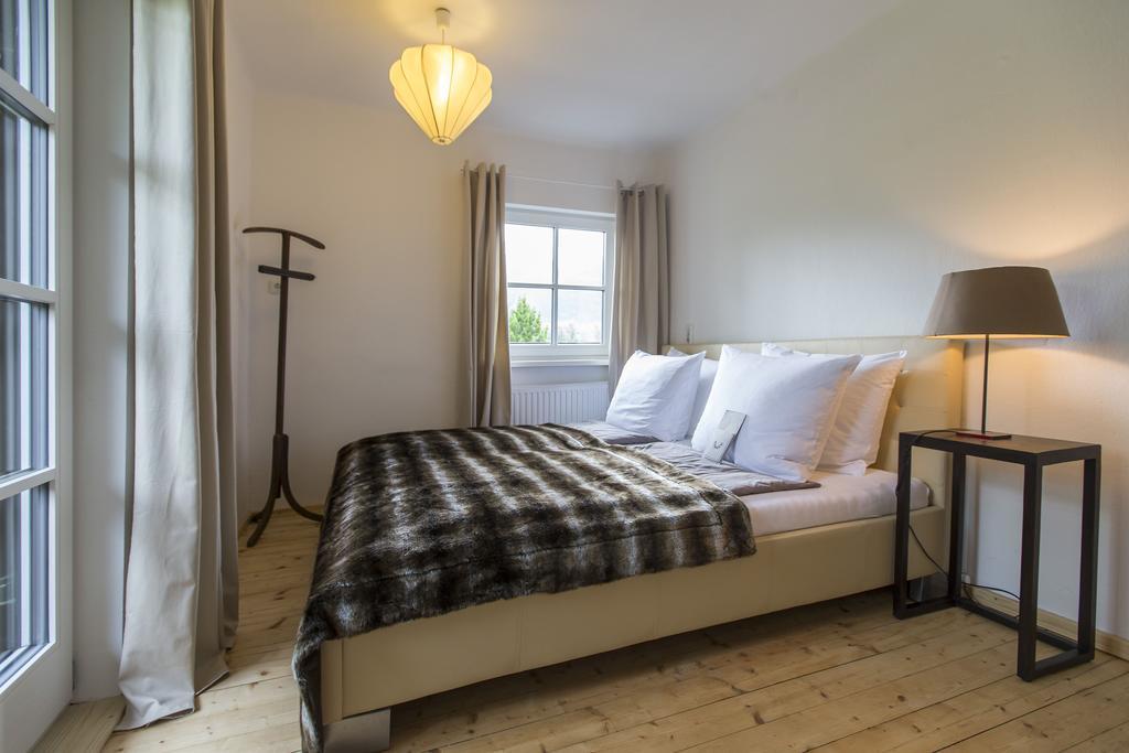 Forest Chalet, 15 Min To Salzburg Olt Town, And Most Beautiful Lakes, Secluded Location, 1,000 Sqm Garden, Mountainview, Panorama Sauna, Bath Whirlpool, Bbq&Bikes&Sunbeds For Free, Up To 10 P Golling an der Salzach Zimmer foto