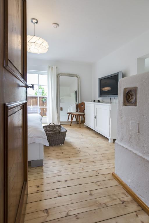 Forest Chalet, 15 Min To Salzburg Olt Town, And Most Beautiful Lakes, Secluded Location, 1,000 Sqm Garden, Mountainview, Panorama Sauna, Bath Whirlpool, Bbq&Bikes&Sunbeds For Free, Up To 10 P Golling an der Salzach Zimmer foto