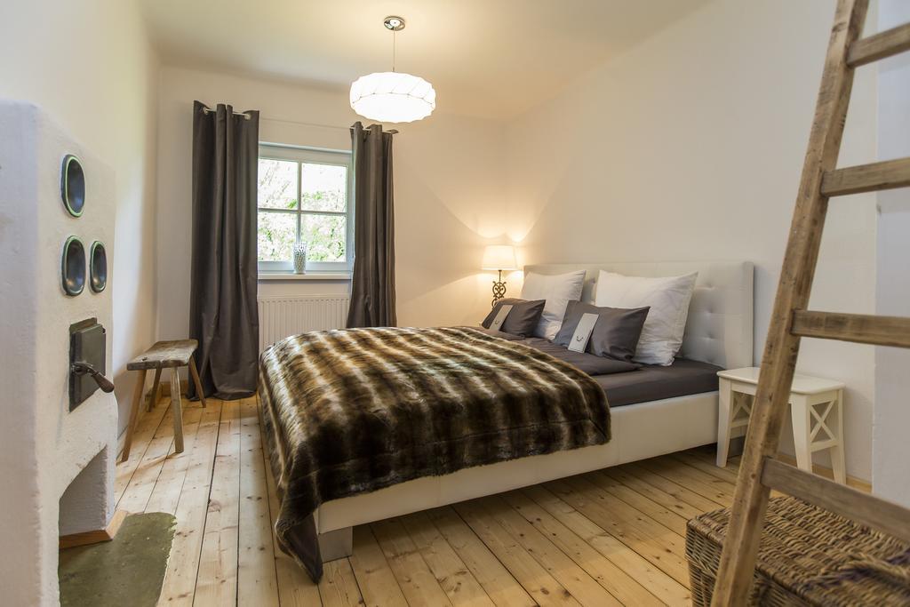 Forest Chalet, 15 Min To Salzburg Olt Town, And Most Beautiful Lakes, Secluded Location, 1,000 Sqm Garden, Mountainview, Panorama Sauna, Bath Whirlpool, Bbq&Bikes&Sunbeds For Free, Up To 10 P Golling an der Salzach Zimmer foto
