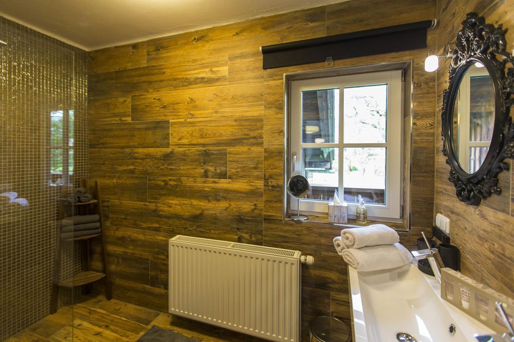 Forest Chalet, 15 Min To Salzburg Olt Town, And Most Beautiful Lakes, Secluded Location, 1,000 Sqm Garden, Mountainview, Panorama Sauna, Bath Whirlpool, Bbq&Bikes&Sunbeds For Free, Up To 10 P Golling an der Salzach Zimmer foto
